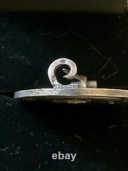 19th E. DROPSY BEAUTIFUL ANTIQUE BROOCH IN SOLID SILVER, CHISELLED ENGRAVING, Hallmark