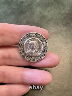 19th E. DROPSY BEAUTIFUL ANTIQUE BROOCH IN SOLID SILVER, CHISELLED ENGRAVING, Hallmark