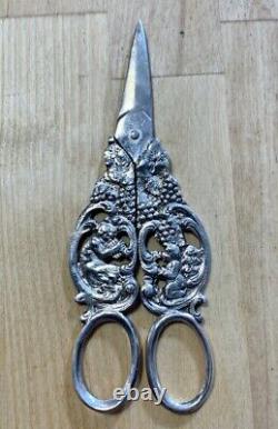 Ancienne Pair Of Raisin Vessels Massif Raisins Pan And A Putti Silver