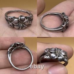 Ancient Roman ring in solid silver with flower motif, rare antique