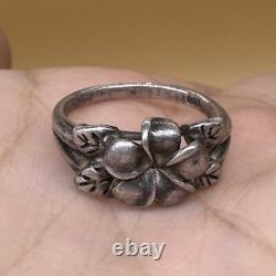 Ancient Roman ring in solid silver with flower motif, rare antique