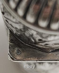 Antique perfume or salt bottle in solid silver from the 19th century. London. French hallmarks.