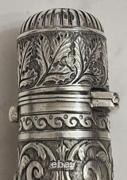 Antique perfume or salt bottle in solid silver from the 19th century. London. French hallmarks.