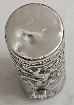 Antique perfume or salt bottle in solid silver from the 19th century. London. French hallmarks.