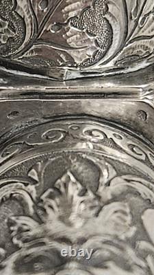 Antique perfume or salt bottle in solid silver from the 19th century. London. French hallmarks.