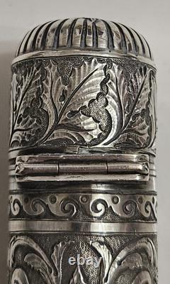 Antique perfume or salt bottle in solid silver from the 19th century. London. French hallmarks.