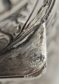 Antique perfume or salt bottle in solid silver from the 19th century. London. French hallmarks.