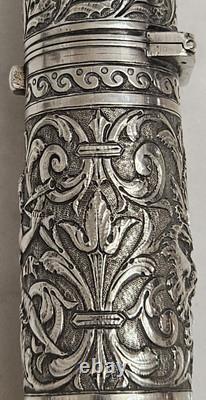 Antique perfume or salt bottle in solid silver from the 19th century. London. French hallmarks.
