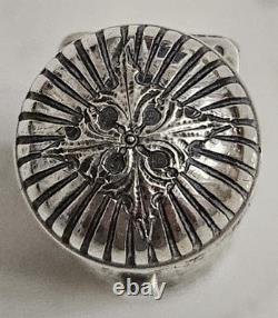 Antique perfume or salt bottle in solid silver from the 19th century. London. French hallmarks.