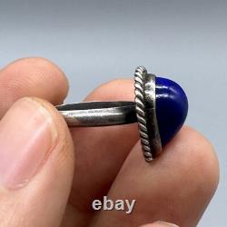 Beautiful antique Roman ring in solid silver with natural lapis stone