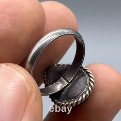 Beautiful antique Roman ring in solid silver with natural lapis stone