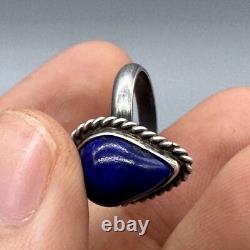 Beautiful antique Roman ring in solid silver with natural lapis stone