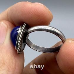 Beautiful antique Roman ring in solid silver with natural lapis stone