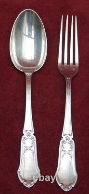 Magnificent antique pair of silver-plated covered dishes with Minerva hallmark and silversmith R&I, 107.6 grams.