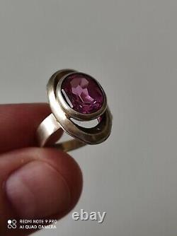 Translation: 'Antique solid silver ring with a pink stone to identify'