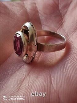 Translation: 'Antique solid silver ring with a pink stone to identify'