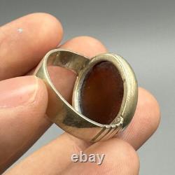 Very old antique ring in solid silver with agate cabochon stone
