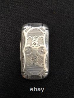 Ancien Tabatière En Argent Massif Décor De Ferronneries Dans Lesquels