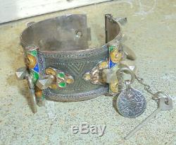 Ancien bracelet en argent massif. Berbère. Maroc. 19e debut 20 eme siècle