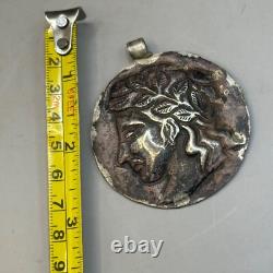 Ancienne amulette pendentif empereur grec romain en argent massif