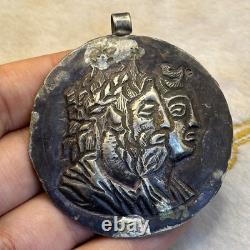 Ancienne amulette pendentif romaine en argent massif 2 visages rois