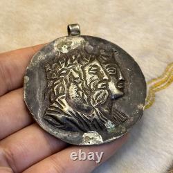 Ancienne amulette pendentif romaine en argent massif 2 visages rois