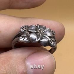 Ancienne bague romaine romaine en argent massif motif fleurs ancienne rare