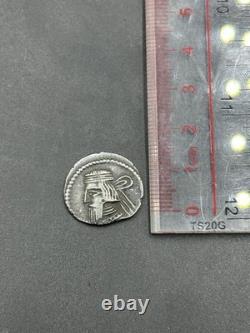 Ancienne pièce rare en argent massif tête de roi grec romain non recherchée
