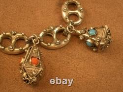 Beau bracelet a breloques ancien en argent massif, maille grain de café