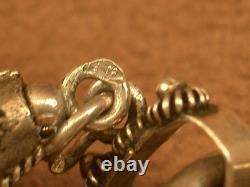 Beau bracelet a breloques ancien en argent massif, maille grain de café