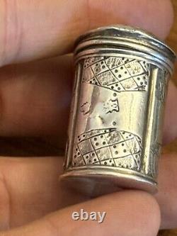 Boite à Fard En Argent Massif Du XVIII° Siècle boîte à maquillage ancienne