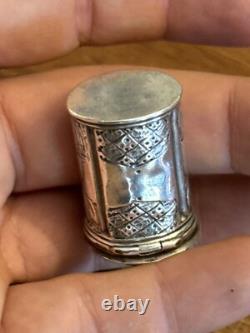 Boite à Fard En Argent Massif Du XVIII° Siècle boîte à maquillage ancienne
