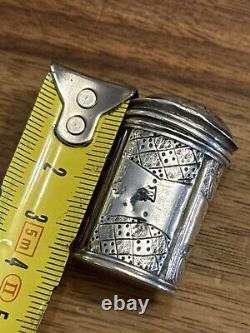 Boite à Fard En Argent Massif Du XVIII° Siècle boîte à maquillage ancienne