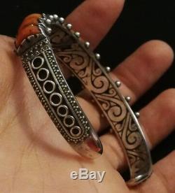 Bracelet Ancien En Argent Massif Gravé À L'intérieur Et L'extérieur Avec Corail