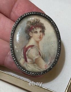Broche ancienne Miniature peinte à la main sur nacre monture Argent XIXe signée