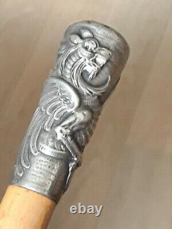 Canne Milord ancienne, Pommeau en Argent massif décoré d'un Griffon, chiffré