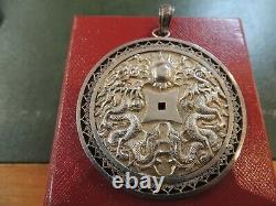 Important pendentif ancien gravé en argent massif avec symboles asiatiques