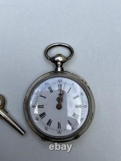 Montre de poche ancienne en argent massif à clé cadran émail chiffres romains