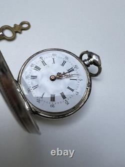 Montre de poche ancienne en argent massif à clé cadran émail chiffres romains Montre de poche ancienne en argent massif à clé cadran émail chiffres romains