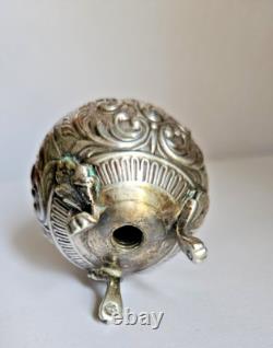 Objet De Vitrine Ancienne Poivriere En Argent Massif Poincons Decor Rinceaux