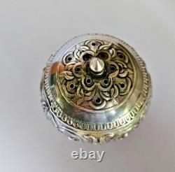 Objet De Vitrine Ancienne Poivriere En Argent Massif Poincons Decor Rinceaux