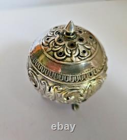 Objet De Vitrine Ancienne Poivriere En Argent Massif Poincons Decor Rinceaux