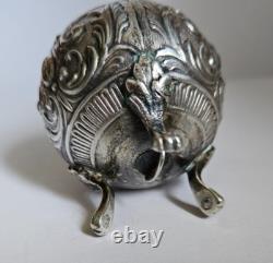 Objet De Vitrine Ancienne Poivriere En Argent Massif Poincons Decor Rinceaux