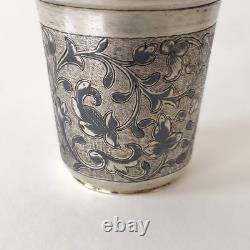 Petit gobelet à vodka ancien en argent massif russe niellé et vermeil XIXe