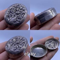Rare ancienne boite secrète indienne en argent massif avec superbe motif floral
