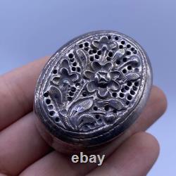 Rare ancienne boite secrète indienne en argent massif avec superbe motif floral