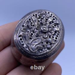 Rare ancienne boite secrète indienne en argent massif avec superbe motif floral