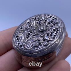 Rare ancienne boite secrète indienne en argent massif avec superbe motif floral