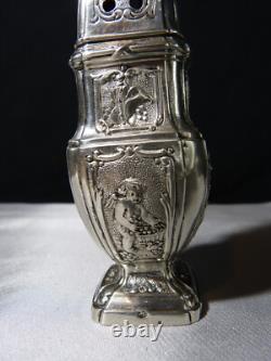 Saupoudreuse en argent massif balustre ancienne sur piédouche à décor ange putti