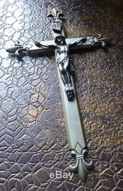 Très ancien Christ en argent sur croix fleur de lis en billon